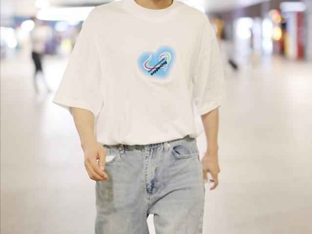 小个子男生穿搭指南：周深的白T恤牛仔裤搭配技巧