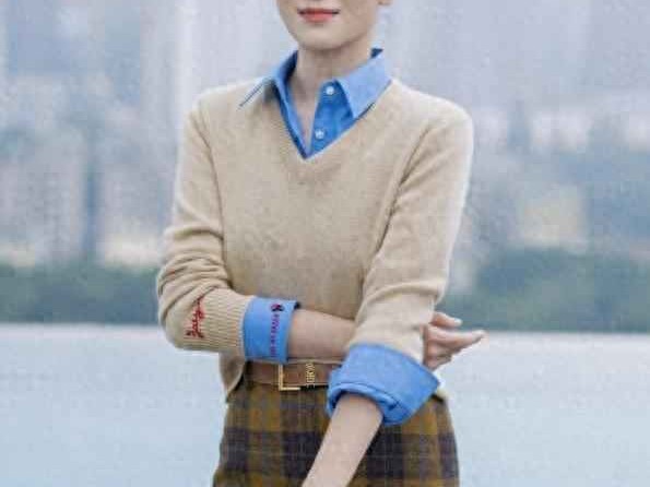 跟宋佳学秋季穿搭：衬衫叠穿新玩法，不配裤子更显高级