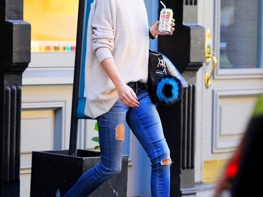 黑色破洞裤配什么鞋子看这篇就够了时髦又显瘦