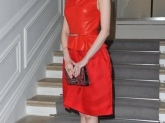 红色战袍搭啥裙子最出彩？这份避雷指南让你从年头美到年尾