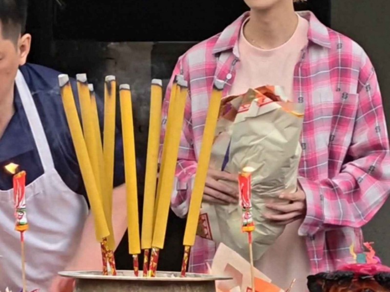 鹿晗日常穿衣搭配解析：香港红馆拜神仪式粉色造型引领潮流