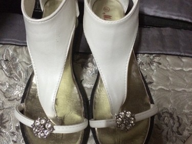 脚背瘦的女生挑选凉鞋全攻略 这几款穿出高级感