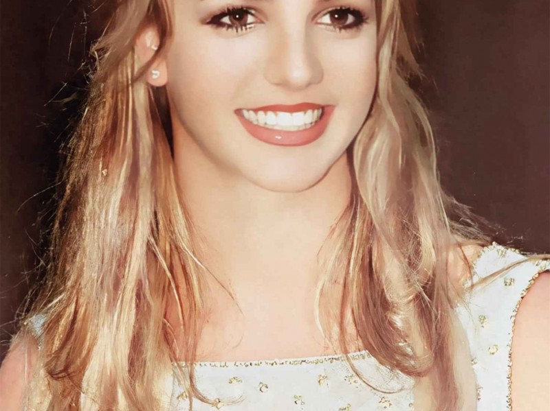 43岁布兰妮穿搭蜕变：圆脸身材如何驾驭时尚从甜美偶像到随性风格全解析