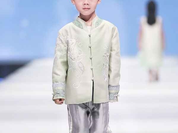 寻一件月白衫，把中国的月色披在孩子身上