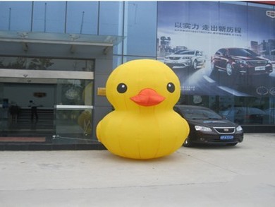 那只刷爆朋友圈的大黄鸭 到底啥来头