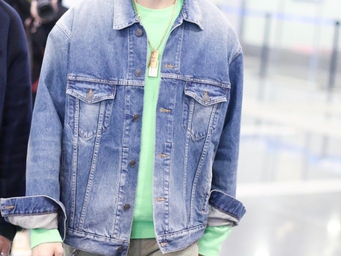 绿色T恤配外套有讲究，这几种搭配让你秒变穿搭高手