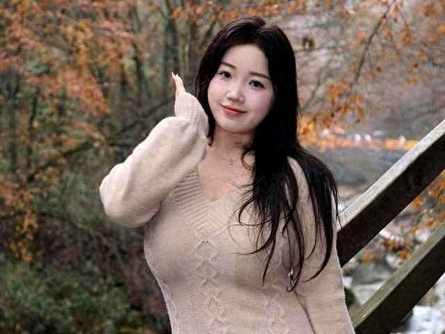 微胖女生穿衣搭配秘籍：有肉也能穿出自信魅力