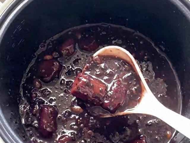 皮肤黑怎么穿衣搭配？冬季多吃黑色食物，暖身又健康！