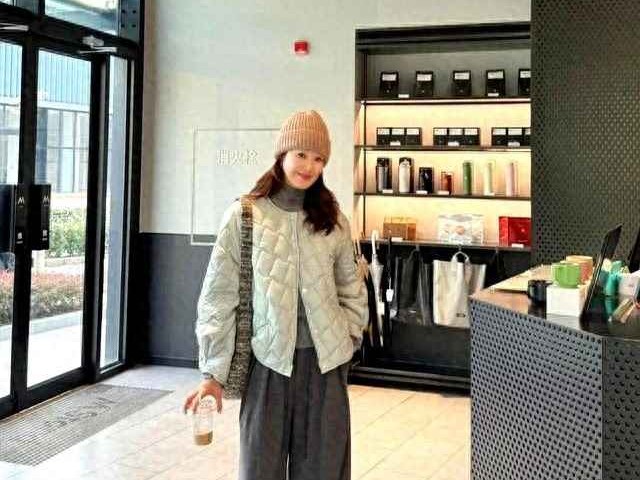 2024冬季流行穿搭：奶雾绿菱格棉服与深灰阔腿裤的松弛感搭配秘诀