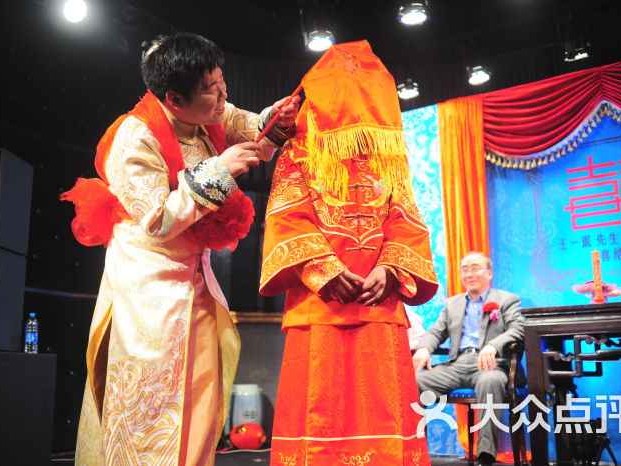 标题：婆婆穿对中式婚庆服，儿子婚礼上您就是最美配角！李阿姨的亲身经历告诉你咋选