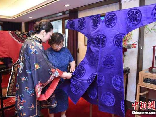 标题：别再说中式服饰不日常！这几种穿搭思路让你美得毫不费力