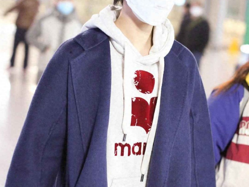 蒋欣短发造型惊艳全场，白色卫衣配大衣穿搭术解析