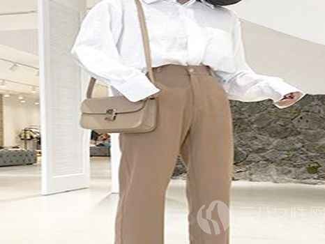 卡其色裤子配什么上衣，这些搭配方案让你时髦一整年