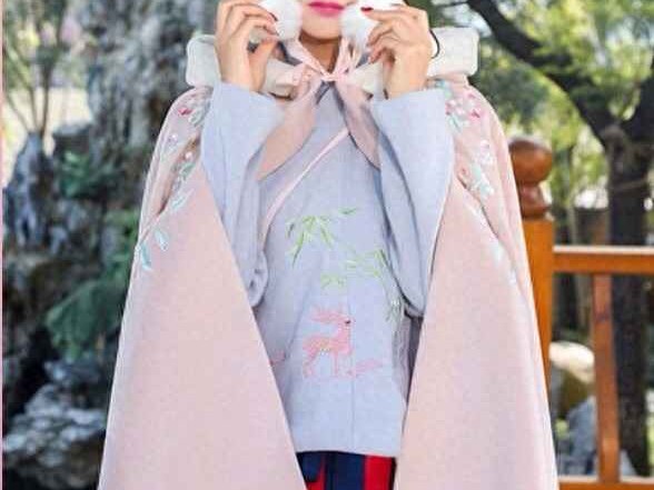 古代女子冬日穿搭揭秘轻盈绸缎的温暖艺术，寒冬也能优雅如春