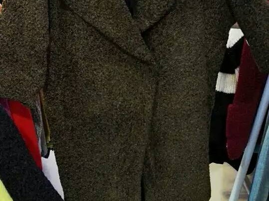 黑色毛衣配外套 堪称冬日穿搭天花板