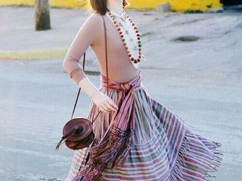 裸粉色长裙上衣搭配秘诀 轻松打造日常优雅风