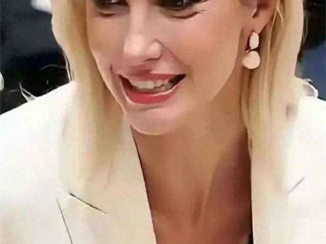 190cm法国超模福德莉奇：黑丝长腿穿搭秘诀，气场全开引领时尚潮流