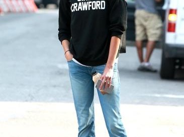 黑卫衣搭配裤子全攻略