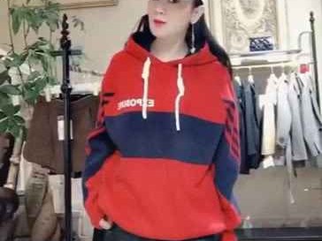 红色卫衣外套搭配全攻略 穿出新年开运时尚感