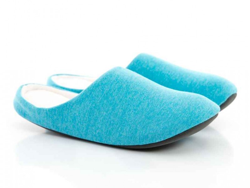 凉拖鞋挑材质真不能瞎买 这份避坑指南让你清爽一夏