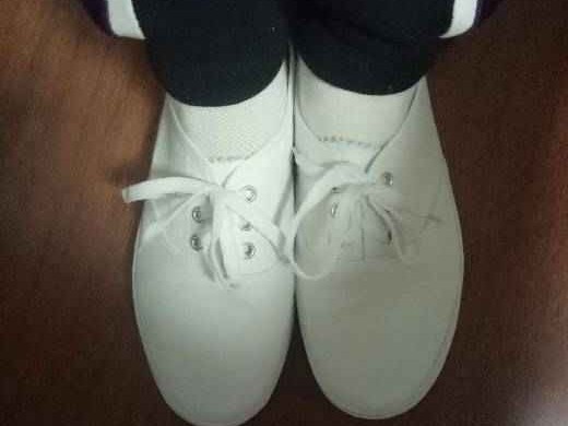 小白鞋配袜全攻略 从健康隐患到潮流穿法一次搞懂